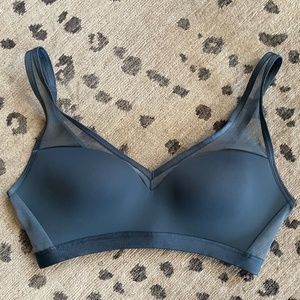 Victoria’s Secret black Incredible Lightweight Max sports bra 36D